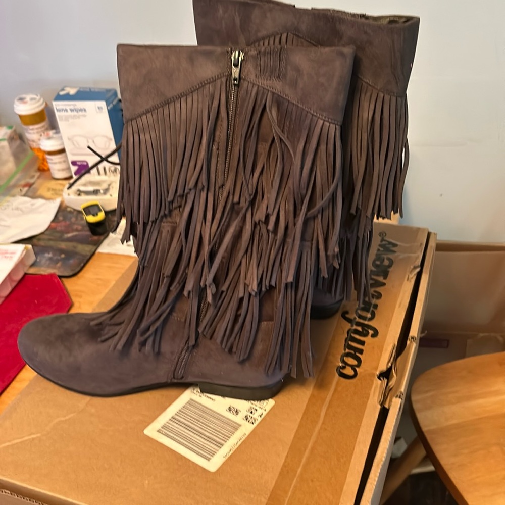 I’m selling a pair of gray fridges boots. Brand new in box. Size 10